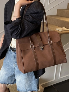Borsa tote retrò capiente in pelle scamosciata marrone scuro con modella