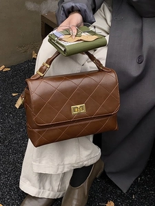 Sac à main rétro en cuir matelassé marron avec fermoir doré et poignée élégante