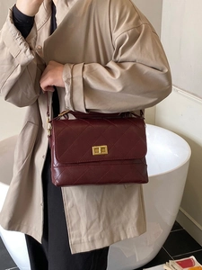 Sac à bandoulière matelassé bordeaux rétro en similicuir avec fermoir rotatif doré