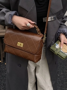 Sac à main rétro en cuir matelassé marron avec fermoir tournant porté à l'épaule