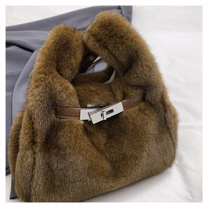Détail du sac à main en fausse fourrure avec fermoir argenté et brides en cuir