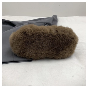 Détail de la matière pelucheuse marron foncé à texture douce pour sac à main