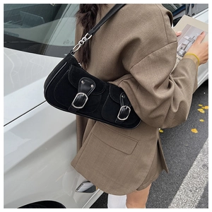 Detail der schwarzen Wildleder-Baguette-Tasche mit Silberschnallen und Kettenriemen