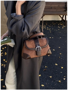Borsa a tracolla in camoscio marrone con fibbia vintage in metallo in stile outdoor