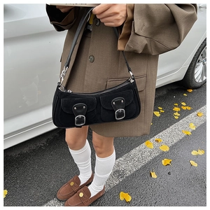 Nahaufnahme der schwarzen Retro-Baguette-Tasche mit zwei Taschen und Metallschnallen