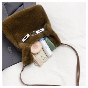 Vue détaillée du rangement intérieur d'un sac en peluche marron avec fermoir argenté