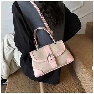 Dettaglio borsa in pelle PU rosa e tela beige con fibbia decorativa argentata