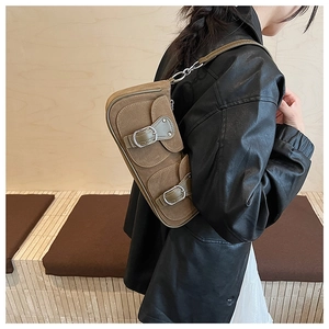 Detailansicht braune Wildleder-Baguette-Tasche mit Vintage-Silberschnallen und Riemen