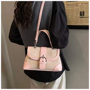 Borsa a tracolla retrò rosa e beige indossata da una modella vista da dietro