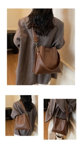 Dettaglio di una borsa a secchiello in pelle marrone scuro con cuciture verticali
