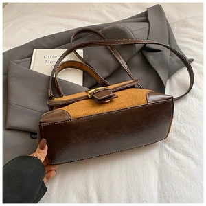 Vista dettagliata della borsa a sella vintage marrone con cuciture in pelle opaca