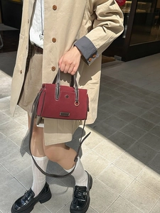 Burgundy vintage large capacity tote bag with adjustable strap and contrast leather details