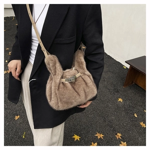 Sac bandoulière chic en fausse fourrure marron avec fermoir métallique
