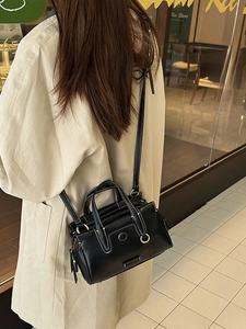 Large capacity vintage black leather tote bag with contrast stitching and gold hardware