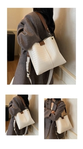 Dettaglio della borsa tote intrecciata bianca con manici in pelle marrone e texture fine