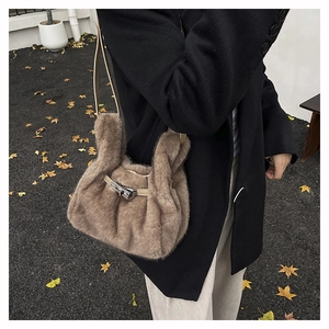 Sac bandoulière marron en fausse fourrure pelucheuse avec boucle en métal en automne