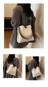 Dettaglio della borsa tote bianco sporco con spalline marrone scuro e fibbie in metallo