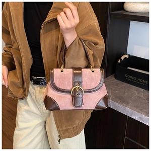 Dettaglio della borsa vintage in pelle scamosciata con finiture in pelle marrone