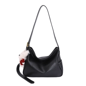 Sac hobo minimaliste en cuir PU noir avec coutures contrastées et charme en peluche