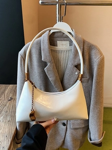 Sac à bandoulière blanc élégant en forme de croissant avec ferrures dorées vintage