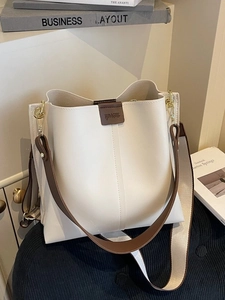 Moderna borsa a secchiello crema con finiture in pelle marrone e ampia tracolla in tessuto