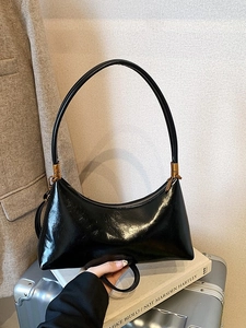 Sac hobo noir brillant chic en forme de croissant avec ferrures dorées pour femme