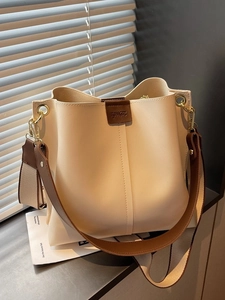 Borsa a secchiello retrò bianco crema con tracolla marrone e dettagli in metallo dorato
