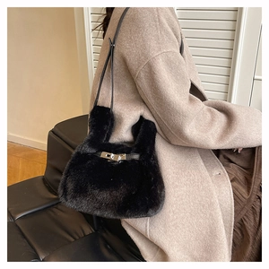 Détail du sac à bandoulière en fausse fourrure noire avec fermoir rotatif argenté