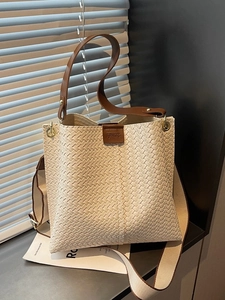 Borsa tote intrecciata con finiture in pelle marrone e tracolla larga in tela chic