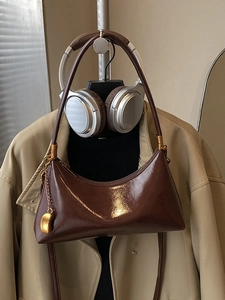 Sac à bandoulière vintage en cuir huilé marron foncé avec détails dorés élégants
