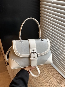 Borsa in pelle scamosciata grigia con finiture bianche e fibbia argento vista a mano