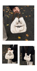 Détail du sac en fausse fourrure blanche avec bandoulière en cuir brun et fermoir métal