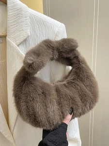 Sac à main chic en peluche marron avec texture plissée en fausse fourrure pour l'hiver
