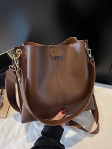 Borsa a secchiello in pelle marrone con tracolla larga e dettagli in oro per ufficio