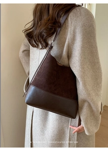 Detail view of a retro large capacity tote bag with dark brown mixed leather textures