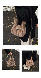 Détail du sac à main en fausse fourrure marron avec fine bandoulière en cuir souple