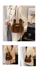 Détail d'un sac bandoulière en peluche marron avec fermoir rotatif argenté et cuir