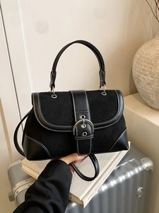 Borsa retrò in pelle scamosciata nera con cuciture a contrasto e fibbia argentata su baule
