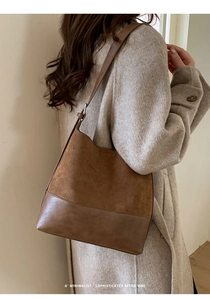 Borsa tote retrò minimalista in pelle scamosciata marrone e pelle con cappotto beige