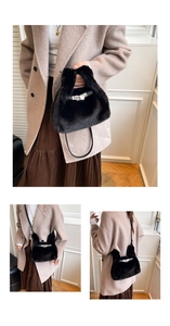 Détail du sac à main en fausse fourrure noire avec fermoir rotatif argenté et sangle
