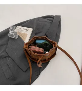 Vue de dessus du sac seau marron à franges montrant l'intérieur spacieux et rangé