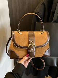 Borsa a sella retrò in pelle scamosciata marrone con fibbia dorata e design a contrasto