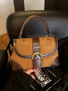 Borsa a sella vintage in camoscio marrone con fibbia dorata e manico in pelle da donna