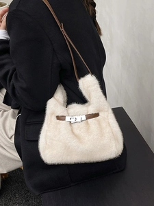 Sac à main chic en fausse fourrure beige avec lanières en cuir marron et boucle