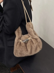 Sac à main en fausse fourrure taupe avec fermoir argenté et fine bandoulière