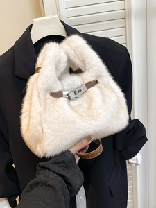 Sac à main en fausse fourrure blanche avec brides en cuir brun et fermoir argent