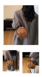 Vues détaillées d'un sac seau marron foncé à franges montrant les styles épaule et croisé
