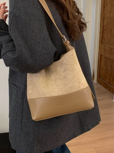 Grande borsa tote in pelle scamosciata kaki e pelle marrone con ampia tracolla da ufficio