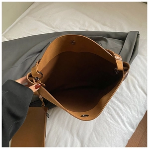 Détail intérieur du grand sac cabas marron avec fermoir magnétique et pochette assortie