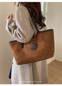 Sac fourre-tout chic en daim caramel avec finitions en cuir porté à l'épaule élégant